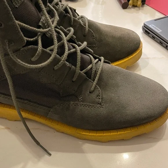 Sorel Men's Boots Gray with Yellow Soles 9.5 - Picture 6 of 10